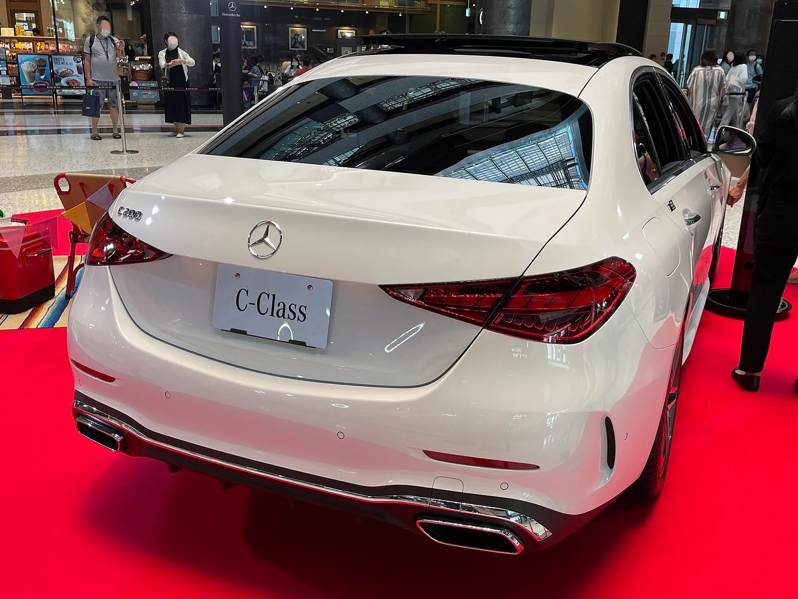 Vista traseira de um Mercedes-Benz C200